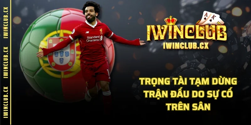 Trọng tài tạm dừng trận đấu do sự cố trên sân